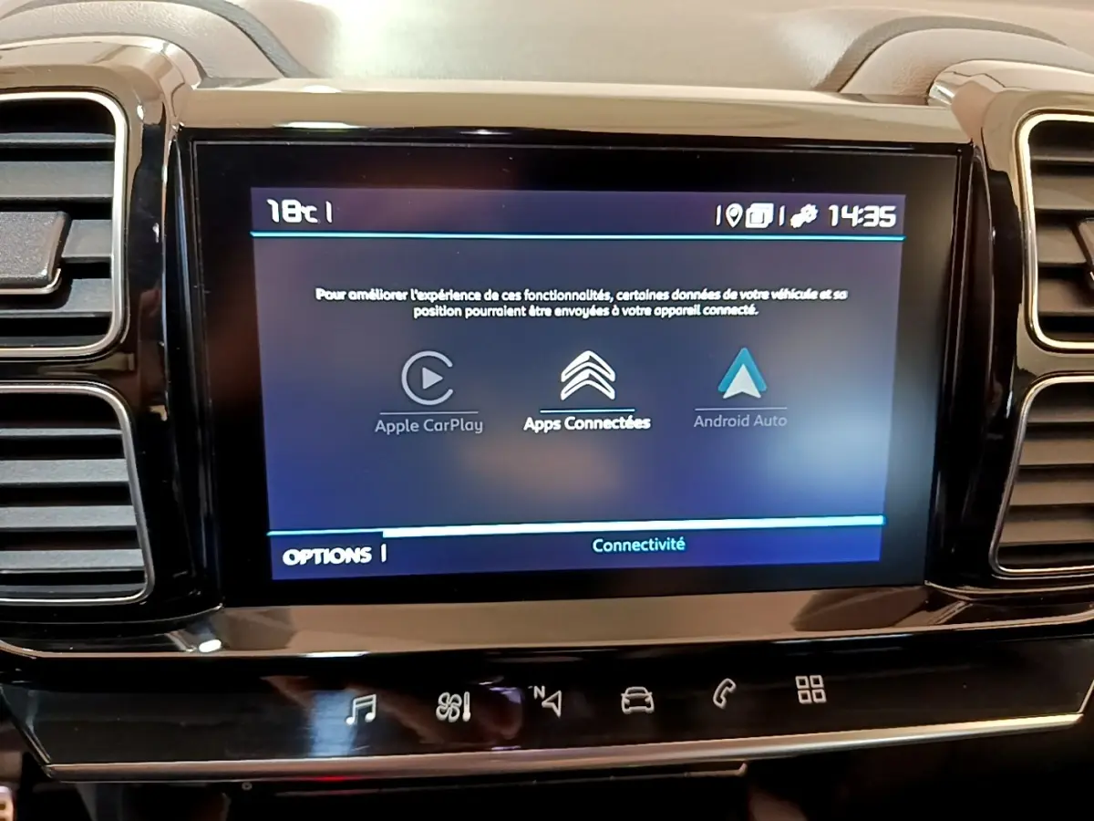 Écran tactile central affichant les options Apple CarPlay, Apps Connectées et Android Auto dans un Citroën C5 Aircross.
