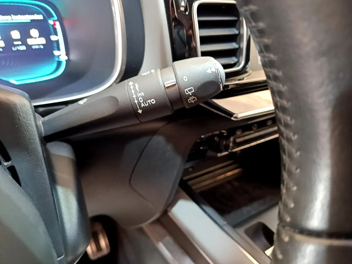 Gros plan sur la manette d’essuie-glace côté gauche du tableau de bord du Citroën C5 Aircross 2020 gris foncé.