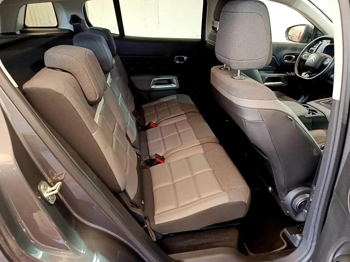 Vue intérieure côté gauche montrant les sièges arrière gris clair et foncé du Citroën C5 Aircross 2020.