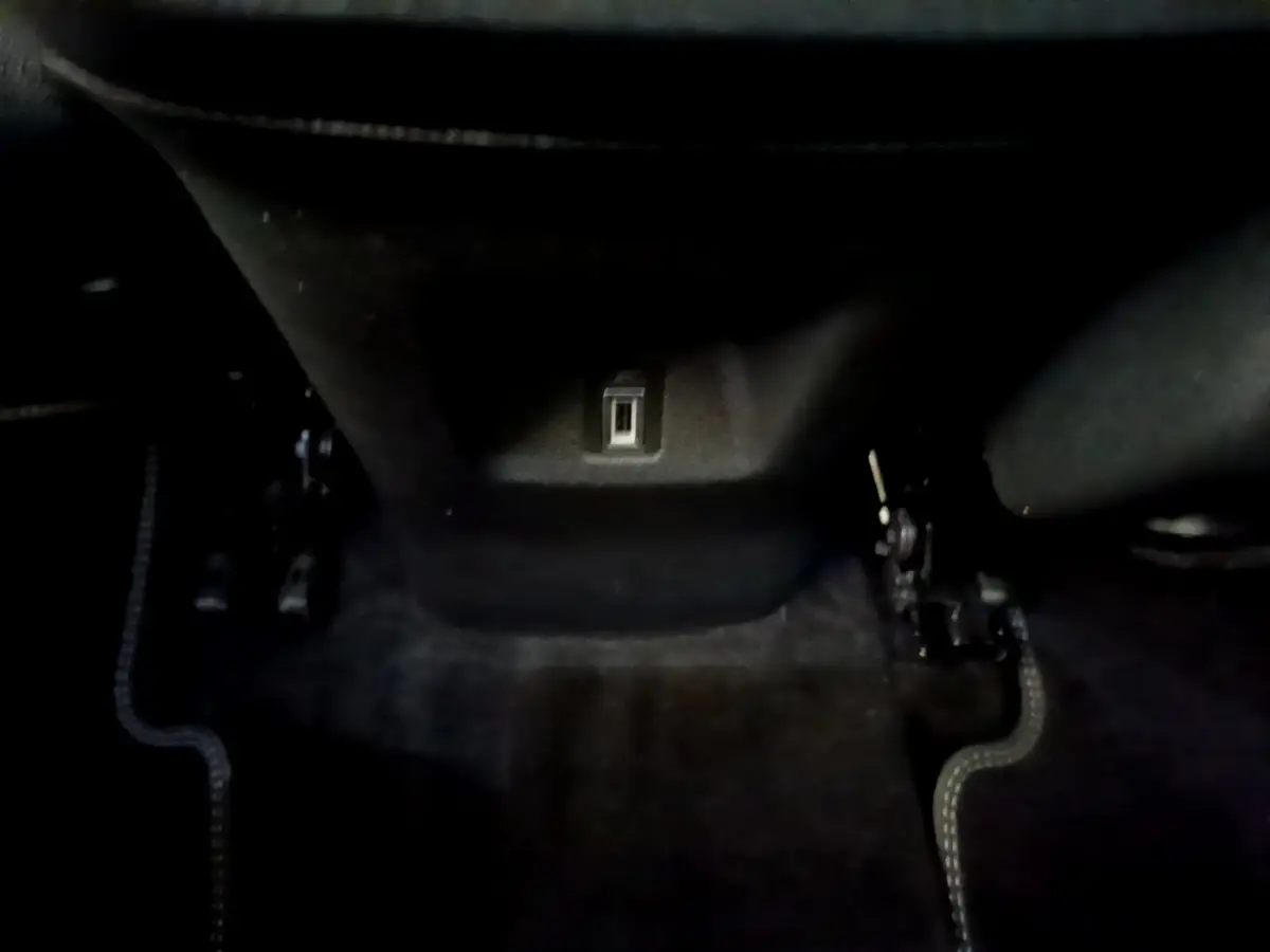 Vue rapprochée du port USB situé sous le tableau de bord d’un Citroën C5 Aircross gris foncé de 2020.