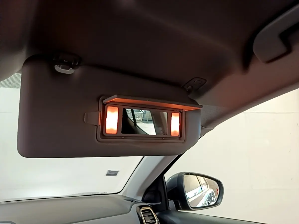 Détail intérieur du pare-soleil avec miroir éclairé côté conducteur d’un Citroën C5 Aircross gris foncé de 2020.