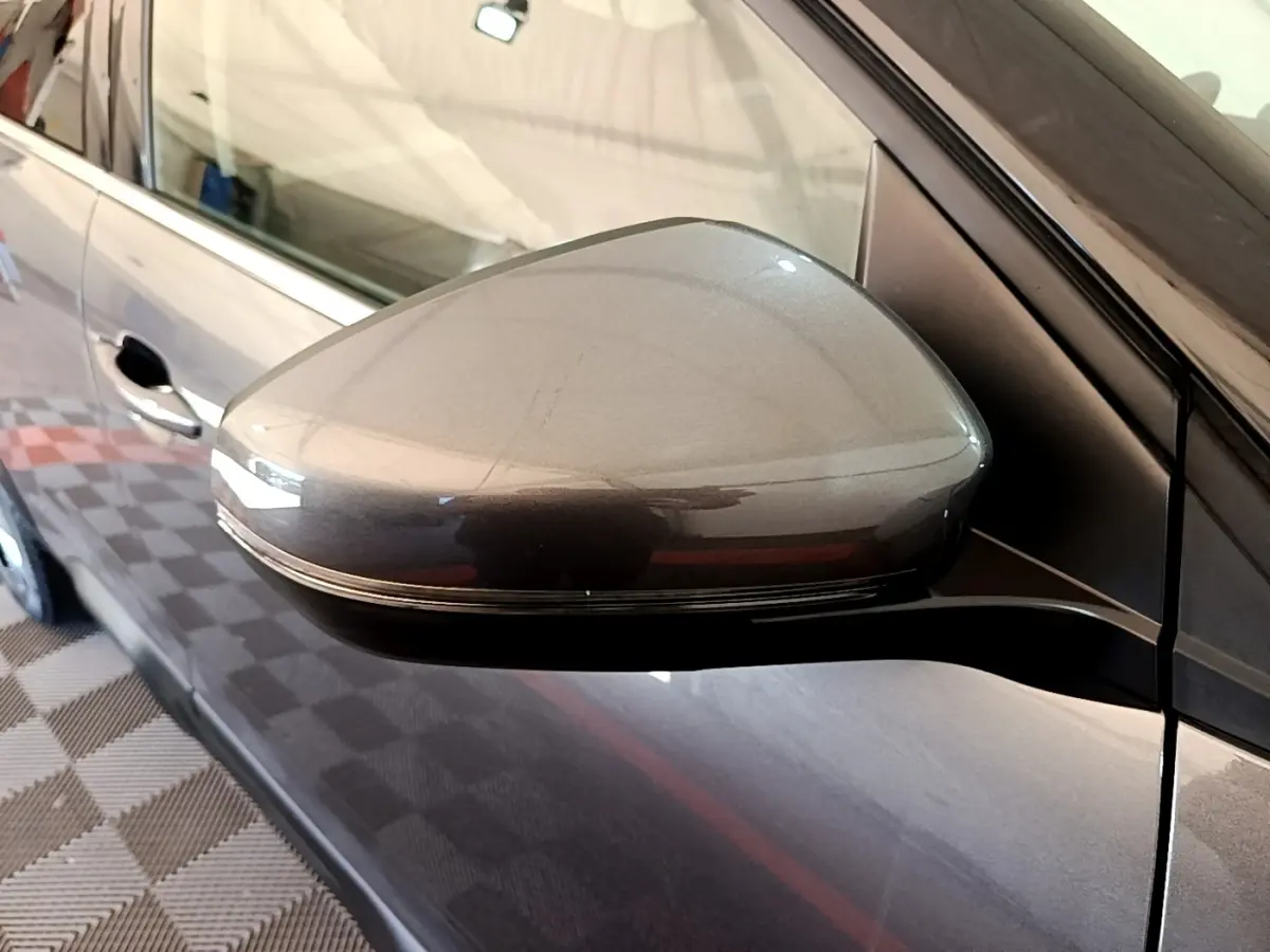 Gros plan sur le rétroviseur droit gris foncé du Citroën C5 Aircross 2020, avec portière et vitre en arrière-plan.