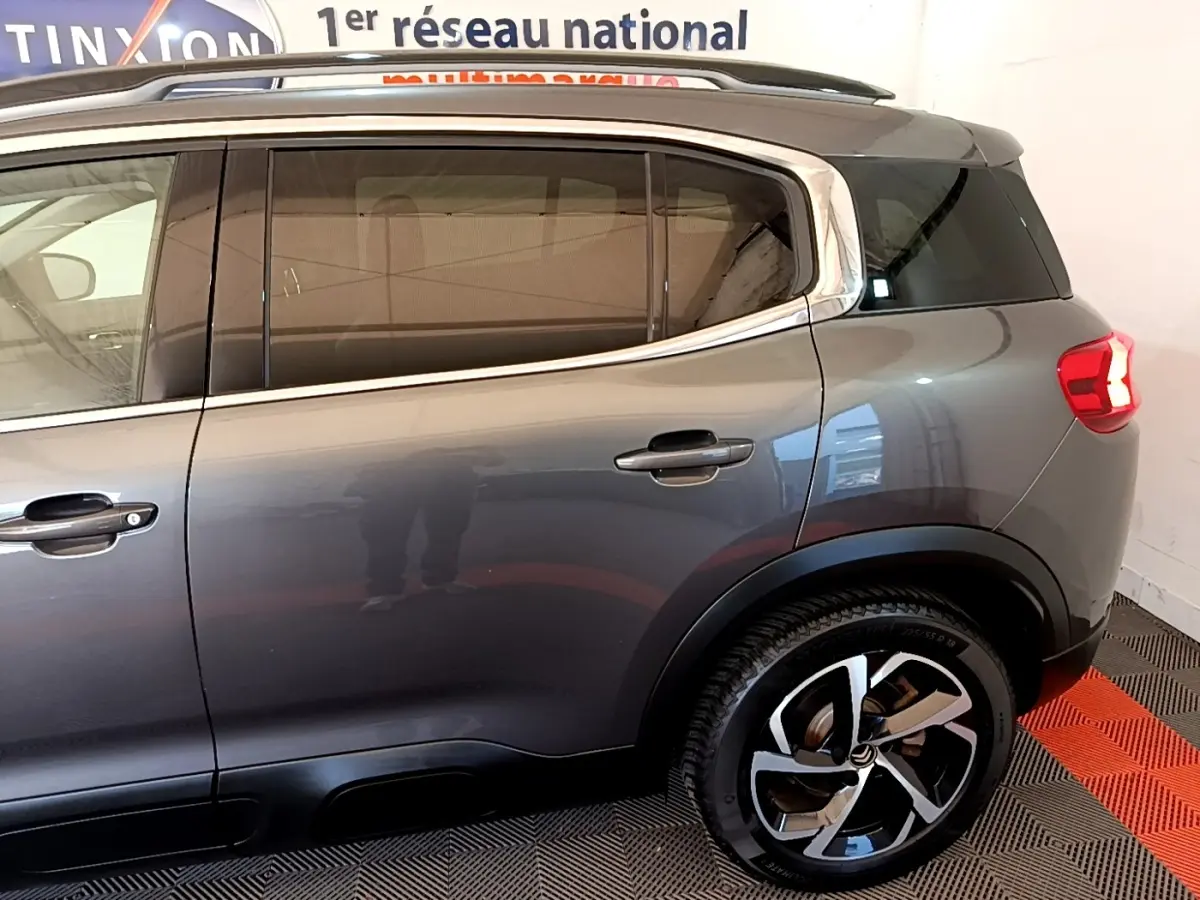 Vue latérale droite du Citroën C5 Aircross gris foncé 2020, mettant en valeur les vitres teintées et les jantes alliage distinctives.