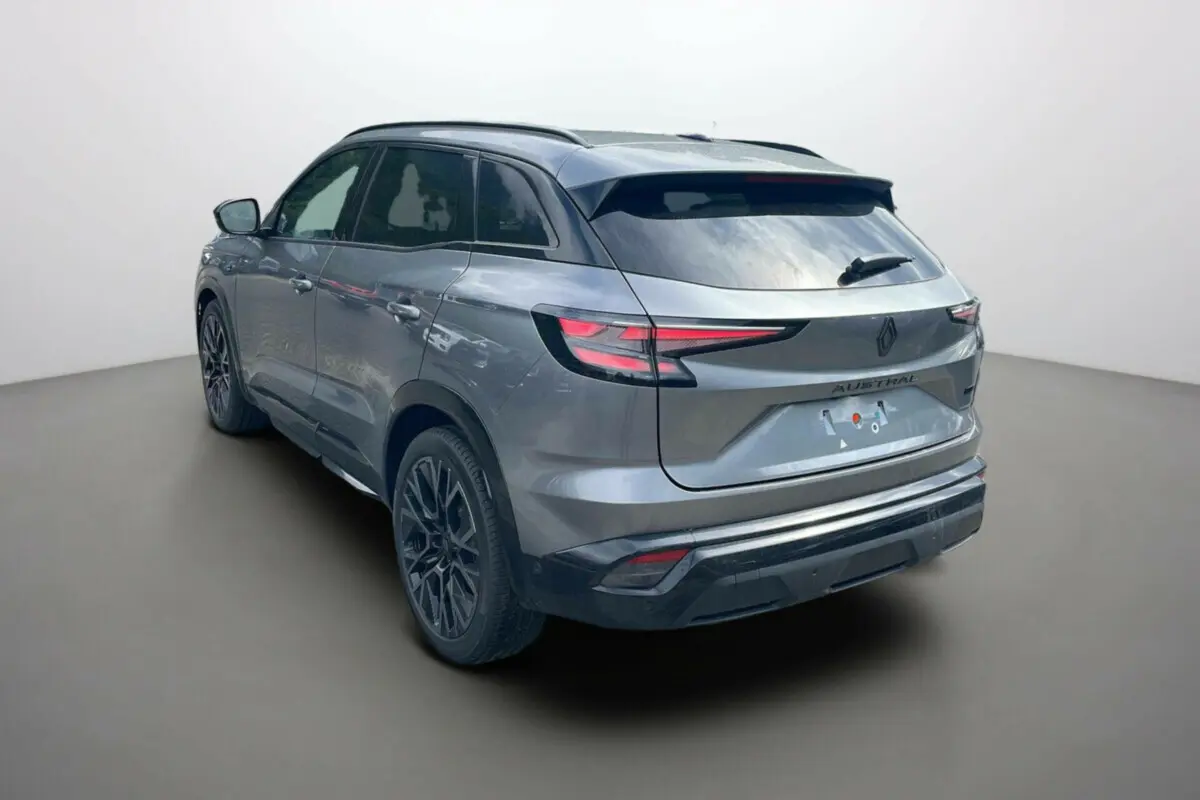 Renault Austral gris schiste en 3/4 arrière droit, avec feux LED et jantes alliage noires 20 pouces visibles.