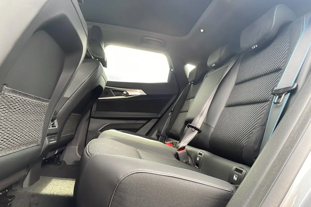 Vue intérieure côté droit des sièges arrière en cuir noir et tissu semi-alcantara du Renault Austral New 200 Esprit Alpine 2026.