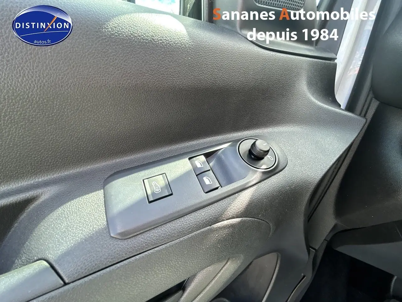 Gros plan sur la commande des rétroviseurs et vitres côté conducteur du Toyota Proace City blanc 2023.