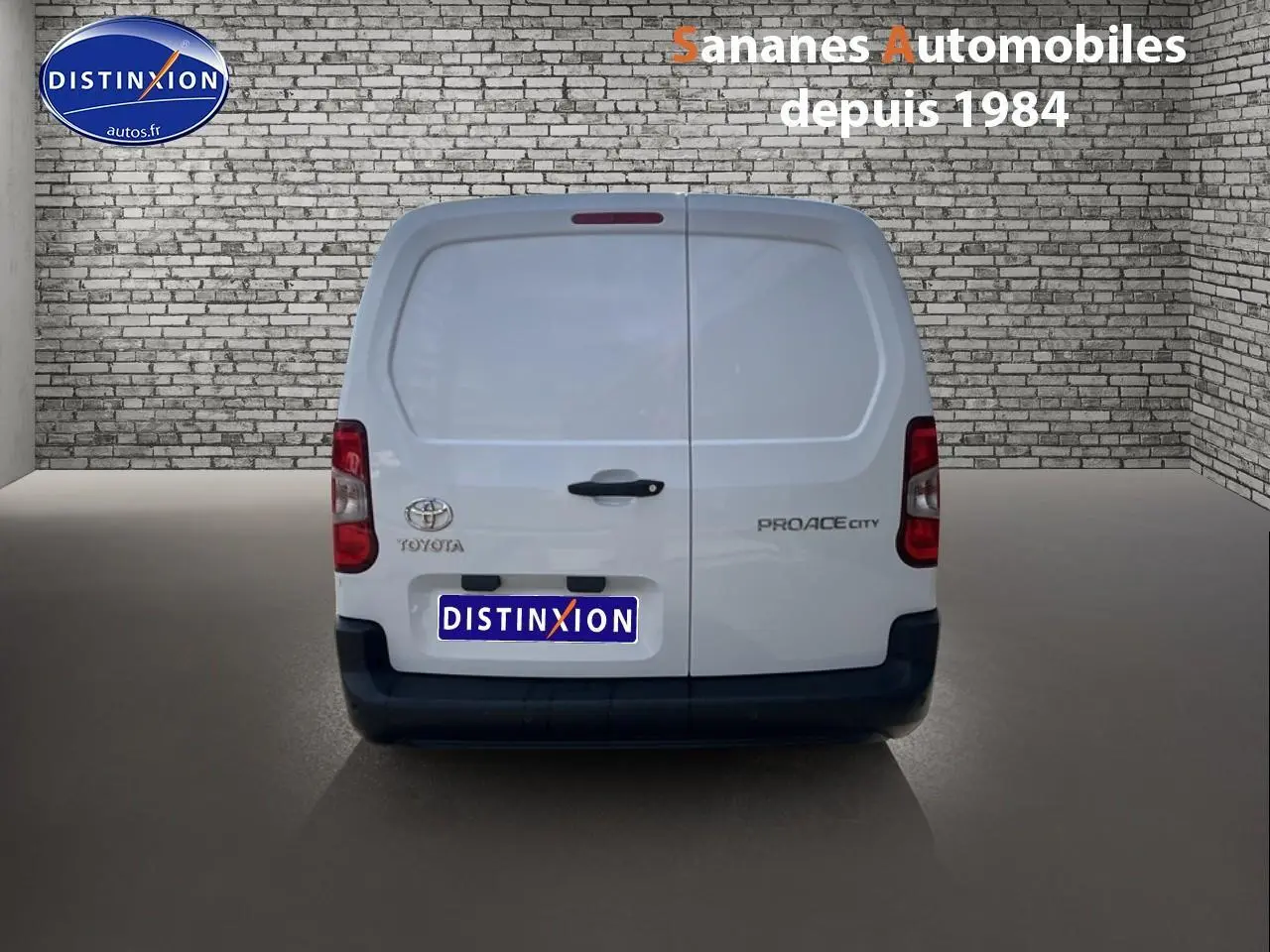 Vue arrière d'un Toyota Proace City blanc 2023 avec portes battantes et logo Toyota visible.