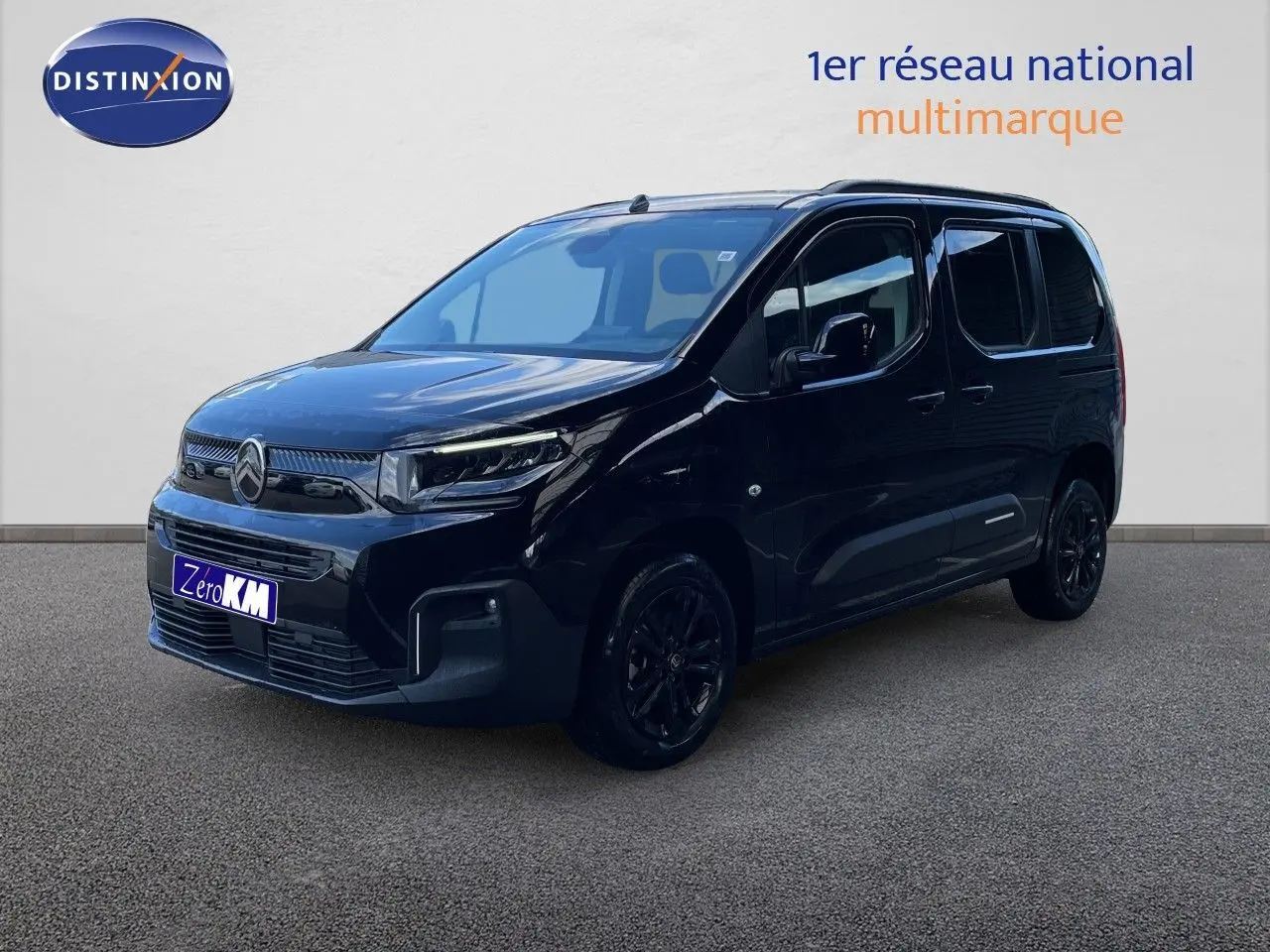 Vue 3/4 avant droite d’un Citroën Berlingo noir Perla Nera métallisé avec jantes noires et vitres teintées.