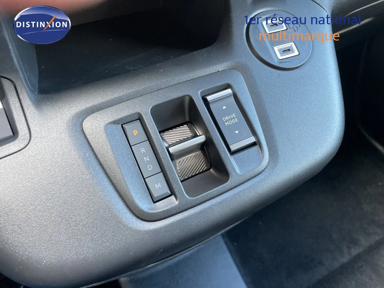 Gros plan sur la console centrale du Citroën Berlingo noir, montrant les commandes de boîte automatique et le sélecteur de mode de conduite.