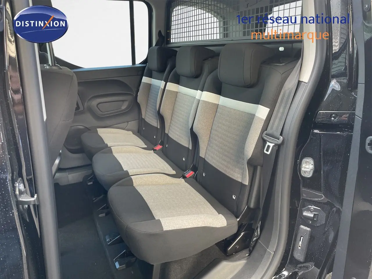 Vue intérieure côté droit des sièges arrière en tissu gris et noir du Citroën Berlingo MPV M 1.5 BlueHDi 130ch noir Perla Nera.