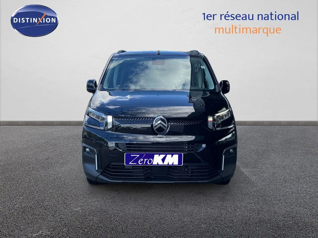 Vue frontale d'un Citroën Berlingo noir Perla Nera Metal, avec calandre et phares LED distinctifs visibles.