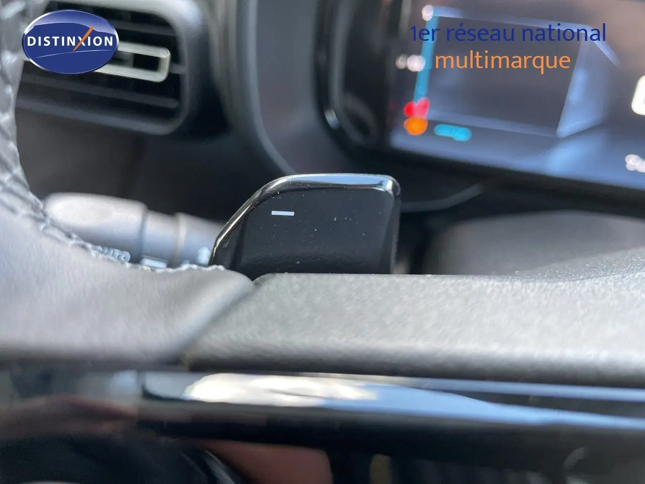 Gros plan sur la palette de changement de vitesse noire côté droit du volant du Citroën Berlingo 2026, intérieur moderne.