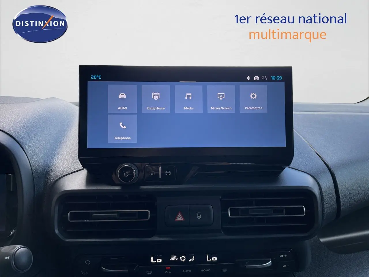 Écran tactile central du tableau de bord du Citroën Berlingo 2026, affichant les options multimédia et réglages.