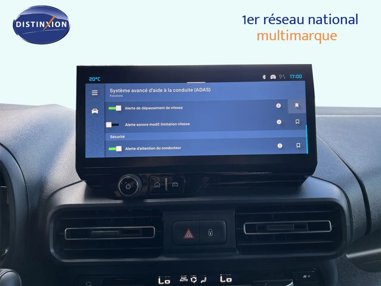 Écran tactile du système d'aide à la conduite dans l'habitacle noir du Citroën Berlingo 2026, vue de face.