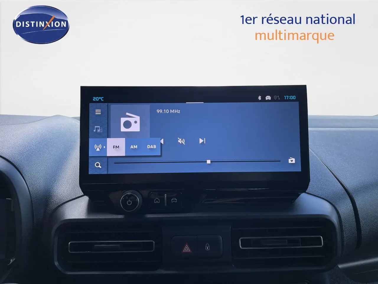 Vue rapprochée de l’écran tactile central du tableau de bord du Citroën Berlingo 2026, affichant la radio FM.