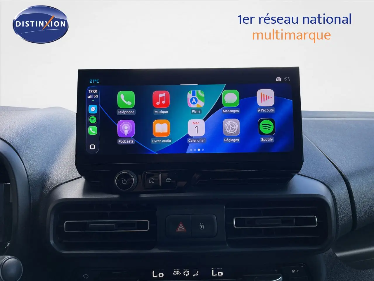 Vue intérieure du tableau de bord du Citroën Berlingo 2026, écran tactile central affichant des applications connectées.