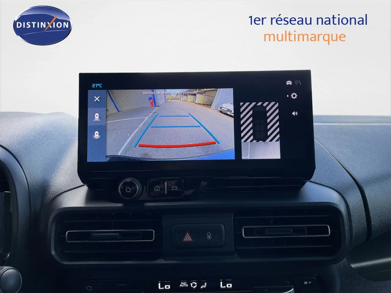 Vue intérieure du tableau de bord du Citroën Berlingo 2026 avec écran de caméra de recul affichant l'arrière du véhicule.