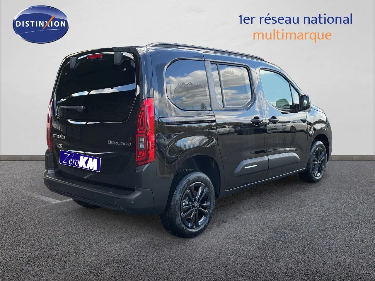 Vue 3/4 arrière droite d'un Citroën Berlingo noir Perla Nera, avec vitres teintées et jantes noires brillantes.