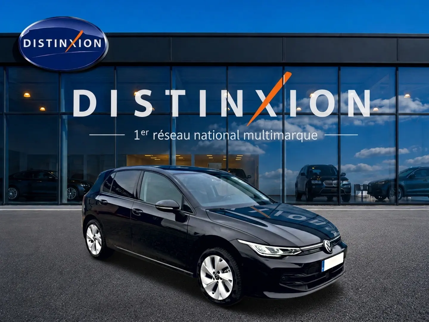 Volkswagen Golf 1.5 eTSI evo2 noire vue 3/4 avant avec jantes alu 17 pouces devant showroom Distinxion.