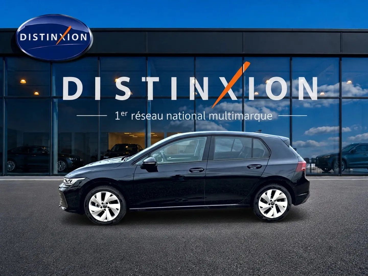 Volkswagen Golf 2026 noire vue de profil côté gauche devant une vitrine avec logo Distinxion.