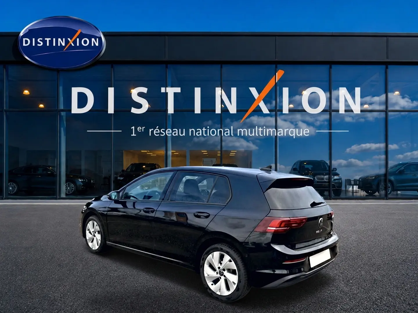 Volkswagen Golf 1.5 etsi evo2 noire vue 3/4 arrière droit devant showroom Distinxion.