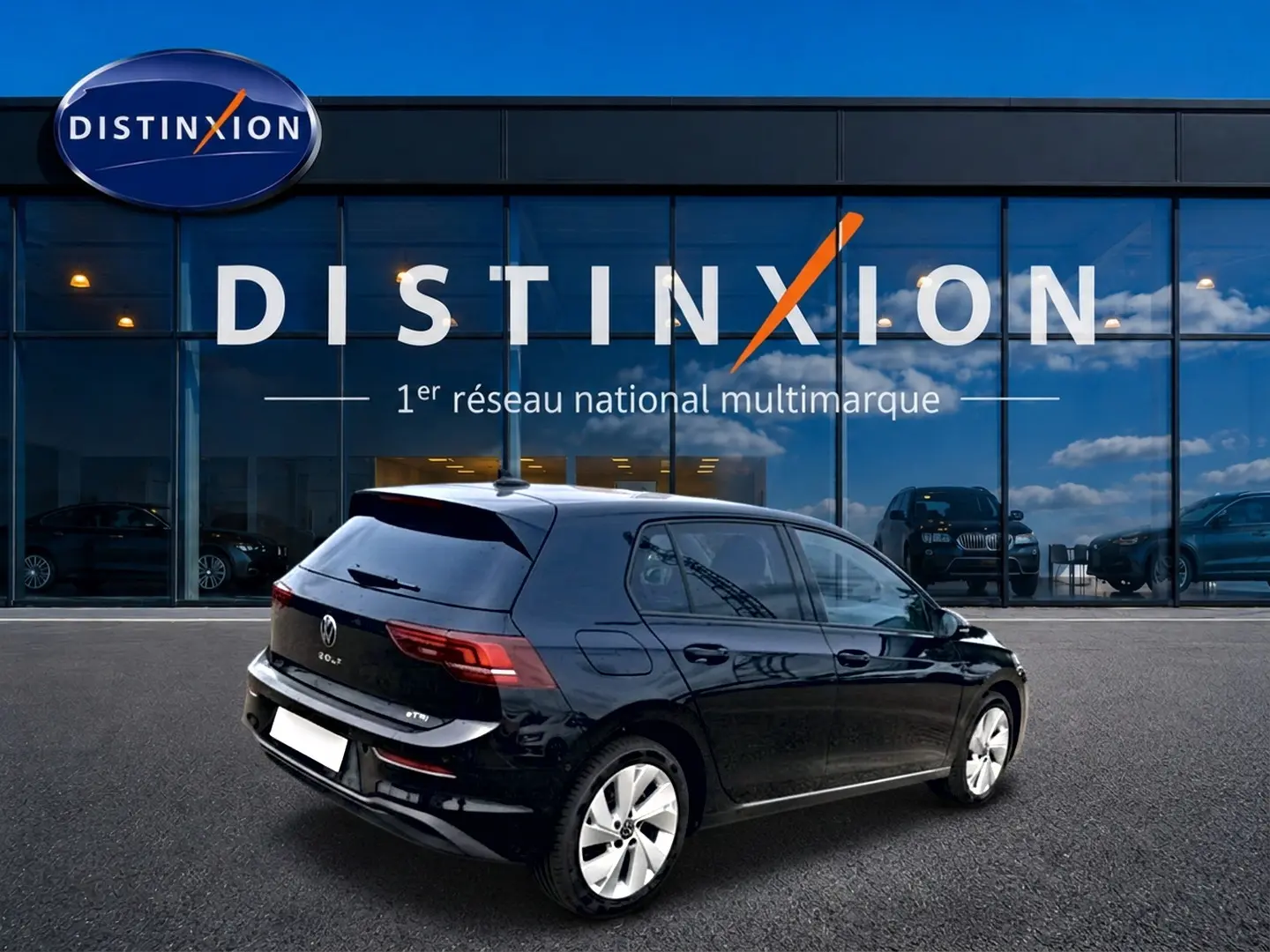 Volkswagen Golf 1.5 ETSI Evo2 noire vue 3/4 arrière droit devant showroom Distinxion.