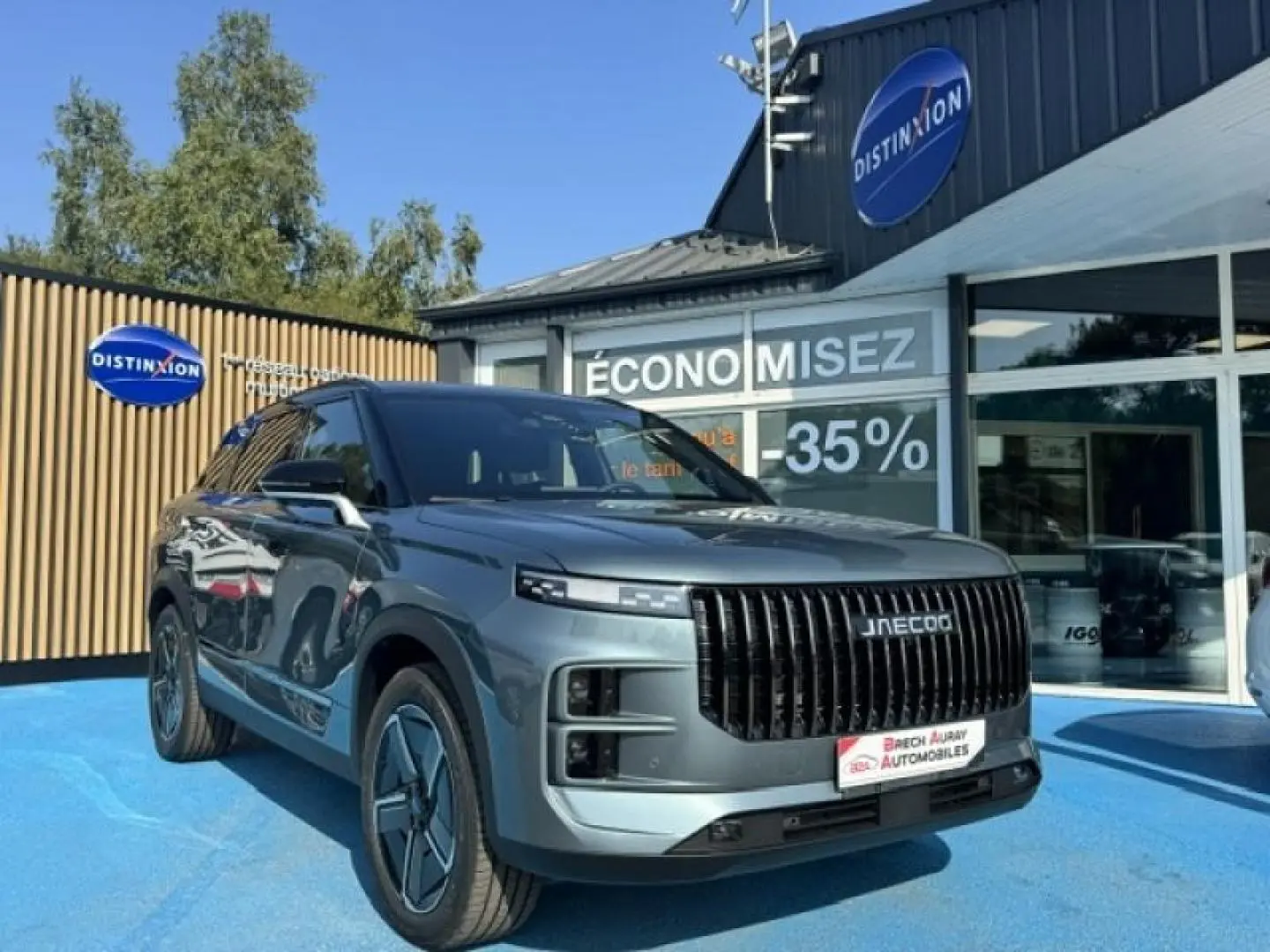 SUV JAECOO J7 olive gris métal vu en 3/4 avant avec toit noir et calandre verticale noire.
