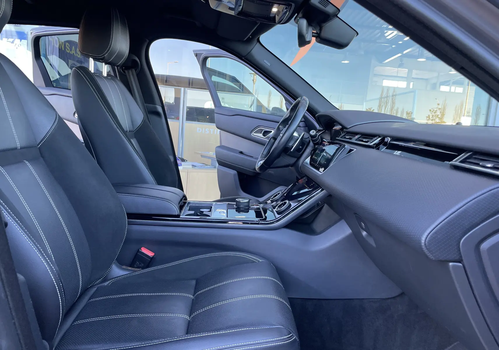 Intérieur noir cuir du Range Rover Velar D240 S R-Dynamic 2018, vue côté conducteur avec tableau de bord moderne et volant multifonction.