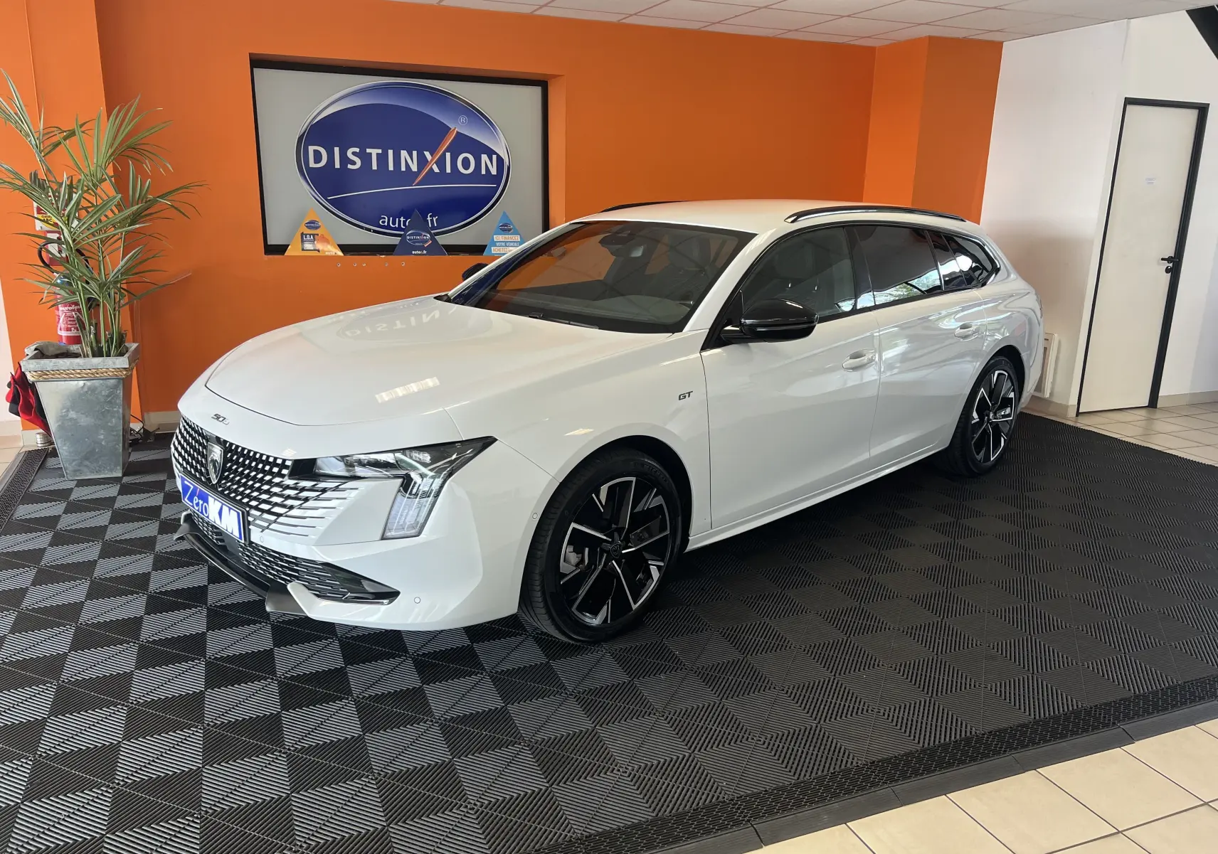 Peugeot 508 SW 1.5 HDI GT blanc en 3/4 avant droit, avec jantes noires et badge GT visible sur aile avant.