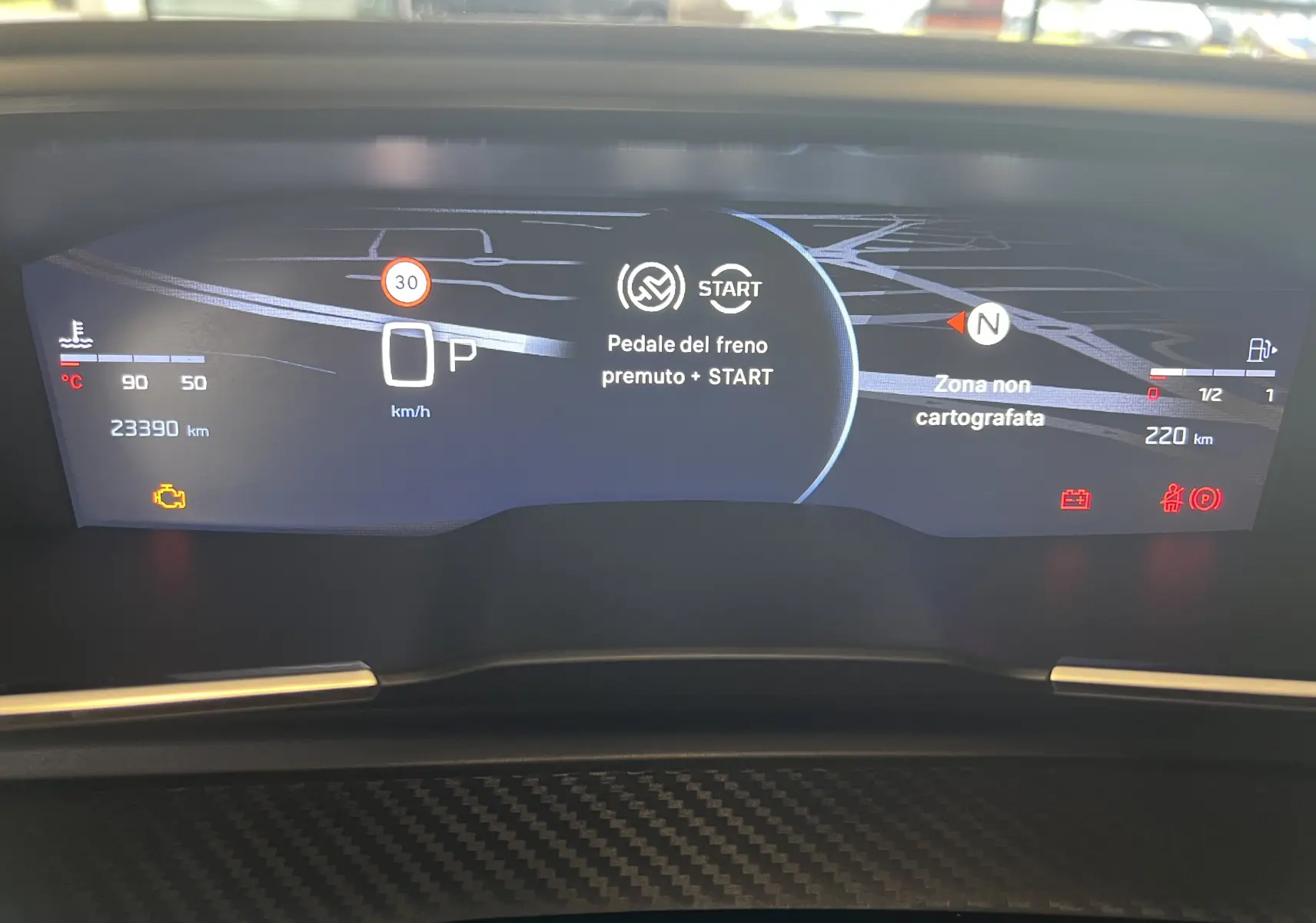 Tableau de bord numérique du Peugeot 508 SW 1.5 HDI 130 GT 2024 affichant la vitesse, la navigation et alertes moteur.