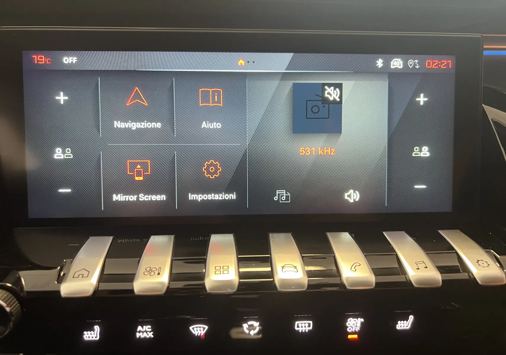 Écran tactile central du Peugeot 508 SW 2024 avec commandes piano chromées et interface en italien, vue de face rapprochée.