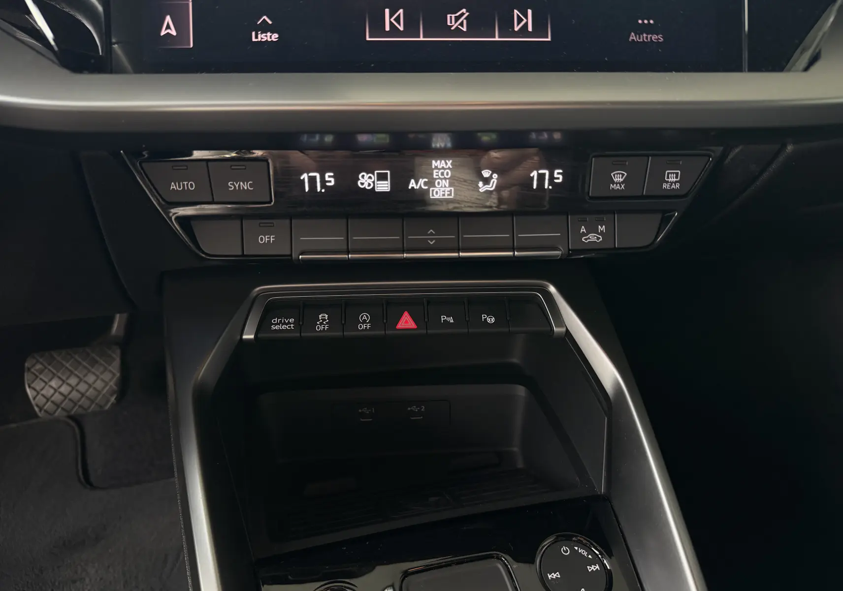 Vue rapprochée du tableau de bord et console centrale de l'Audi A3 Sportback 2021, avec commandes climatisation et boutons multifonctions.