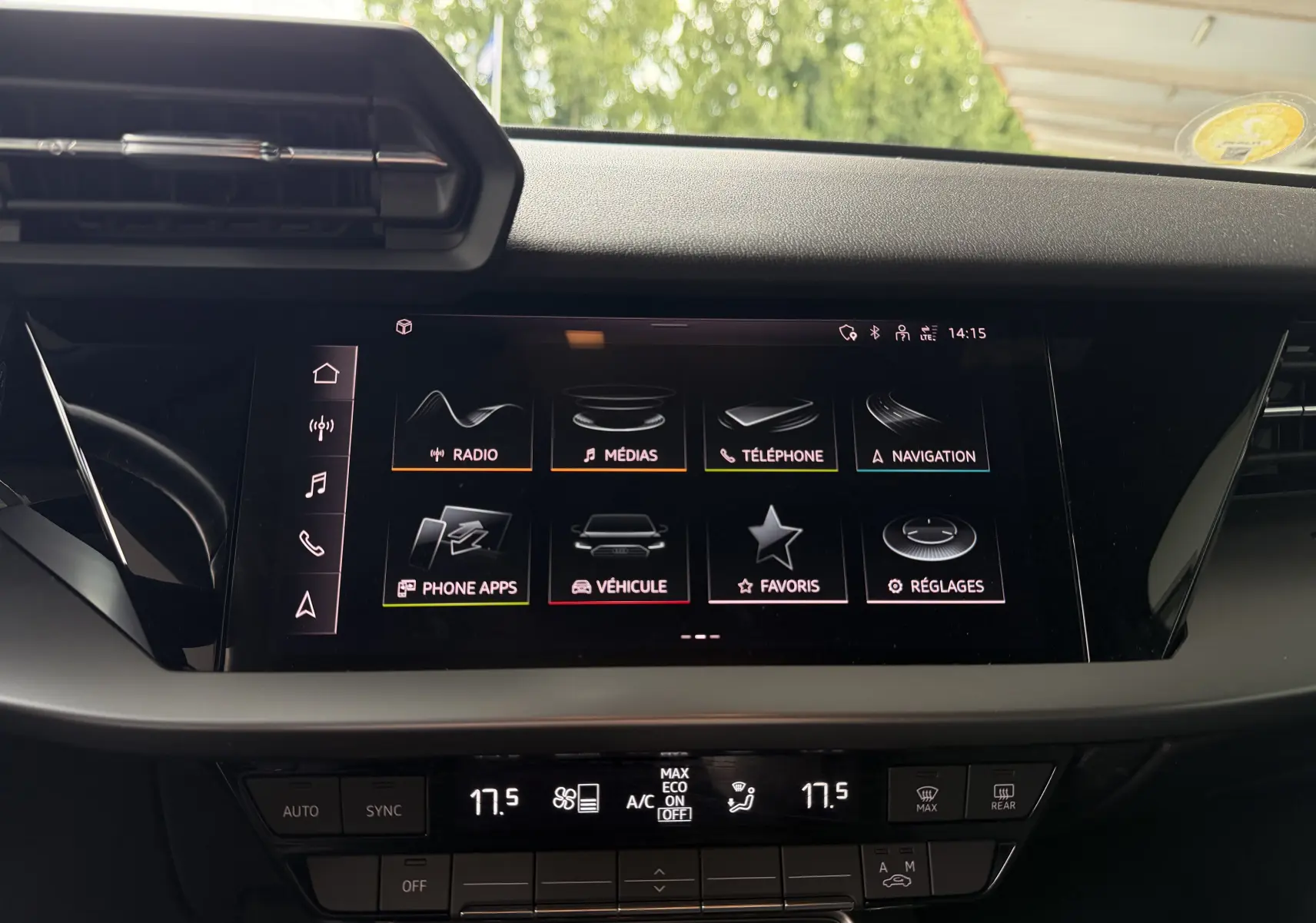 Vue intérieure centrée sur l’écran tactile multifonction de l’Audi A3 Sportback 2021 avec commandes climatisation en dessous.
