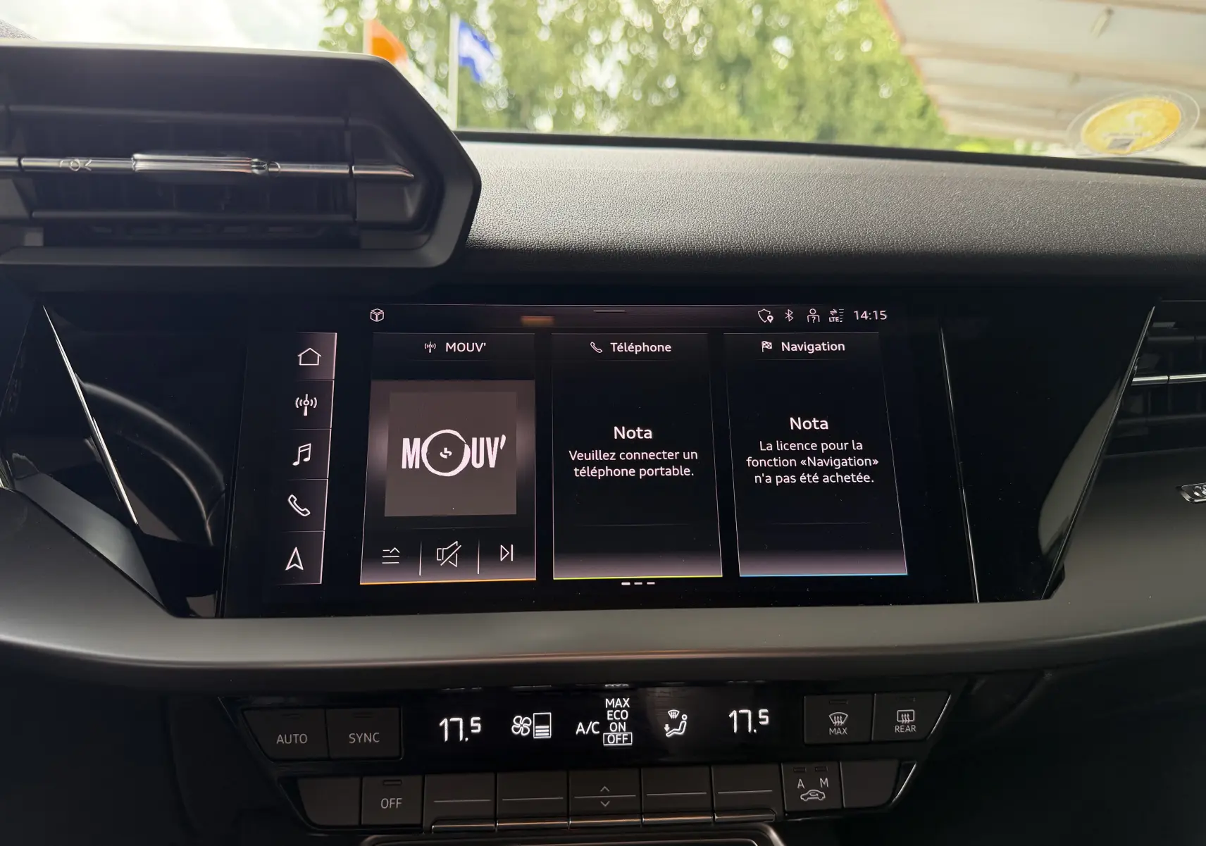 Vue rapprochée de l’écran tactile central de l’Audi A3 Sportback 2021 avec interface multimédia et commandes climatisation.