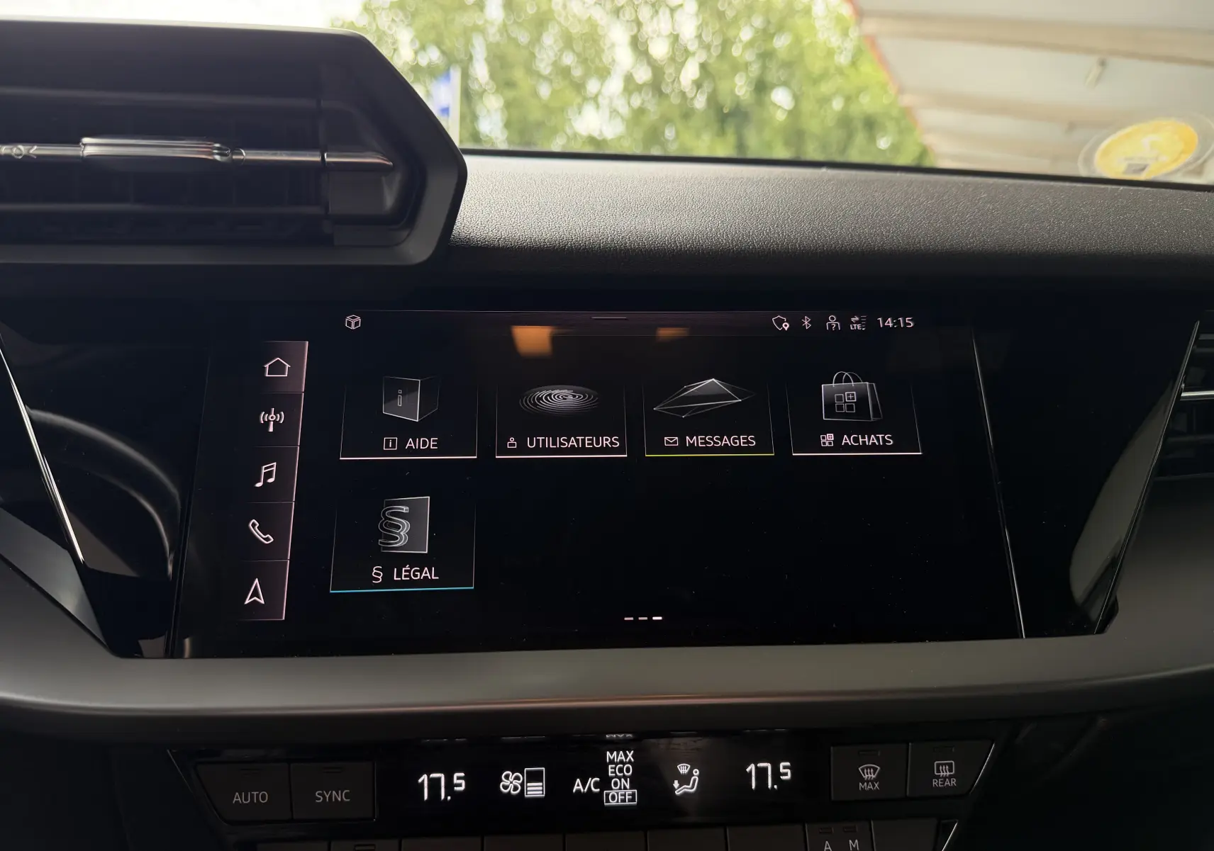 Vue rapprochée de l’écran tactile central de l’Audi A3 Sportback 2021, affichant le menu principal avec commandes climatisation en dessous.