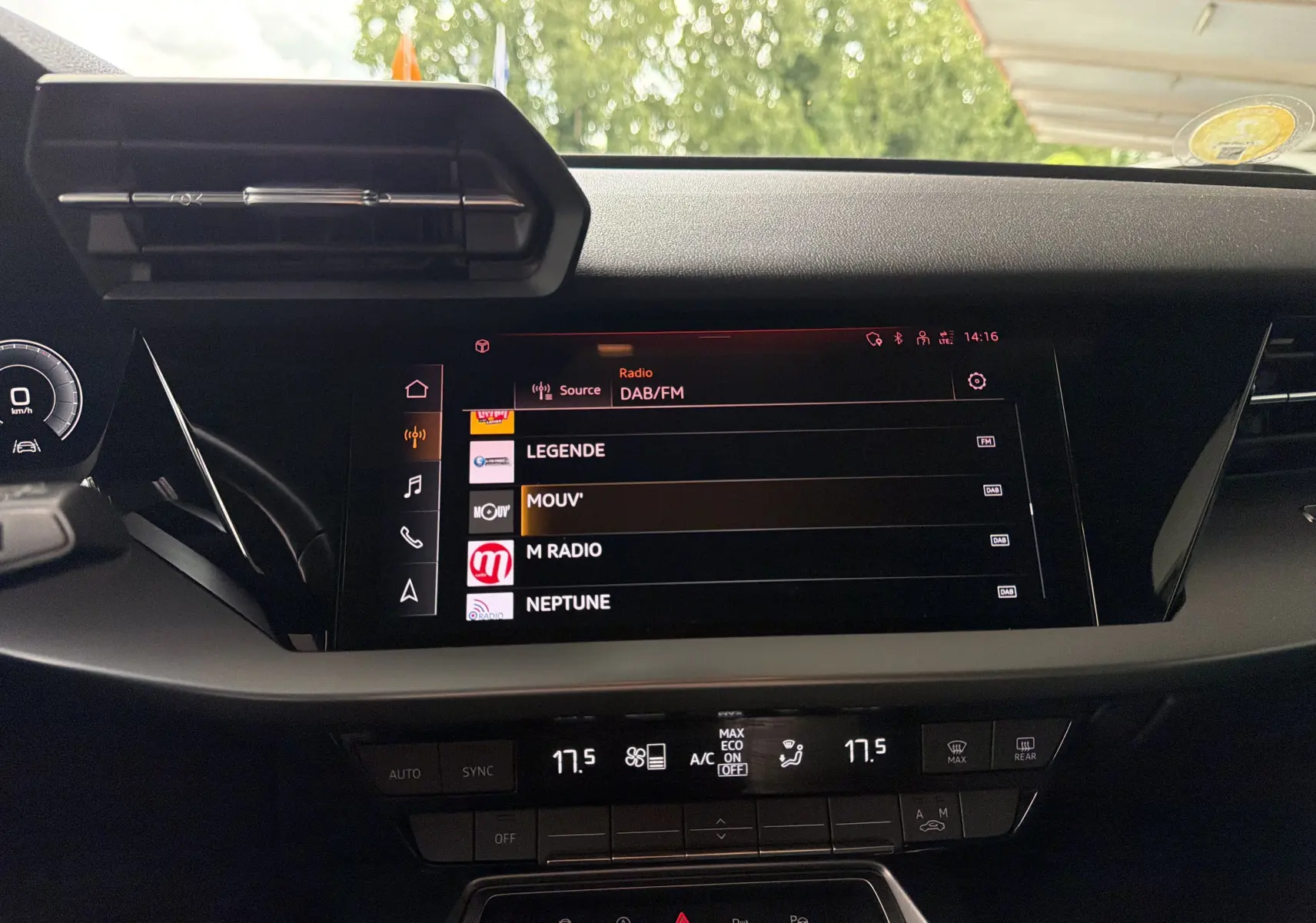 Vue rapprochée de l'écran central tactile et de la console de climatisation de l'Audi A3 Sportback gris Manhattan de 2021.