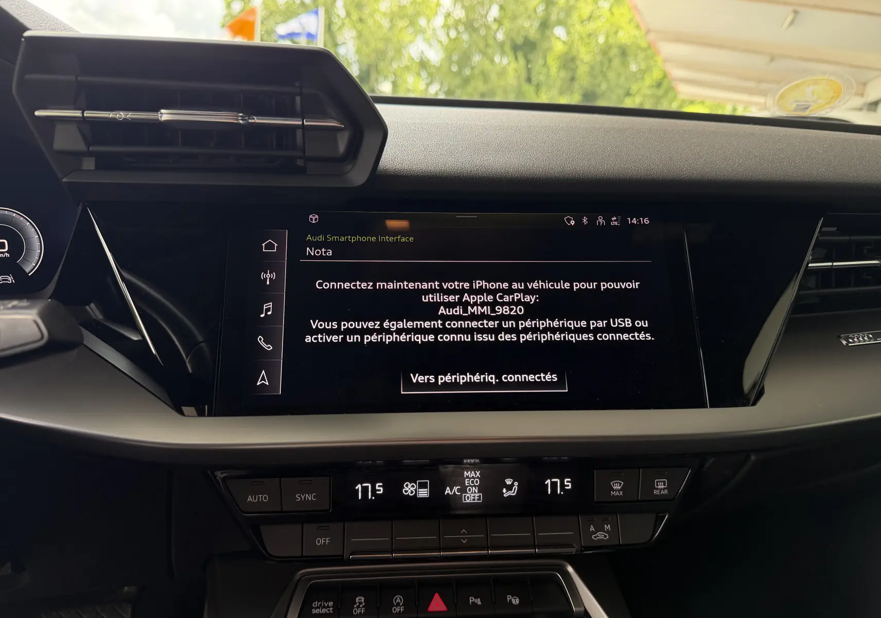Vue rapprochée de l’écran central et de la console de l’Audi A3 Sportback 35 TDI gris Manhattan, affichant l’interface Apple CarPlay.