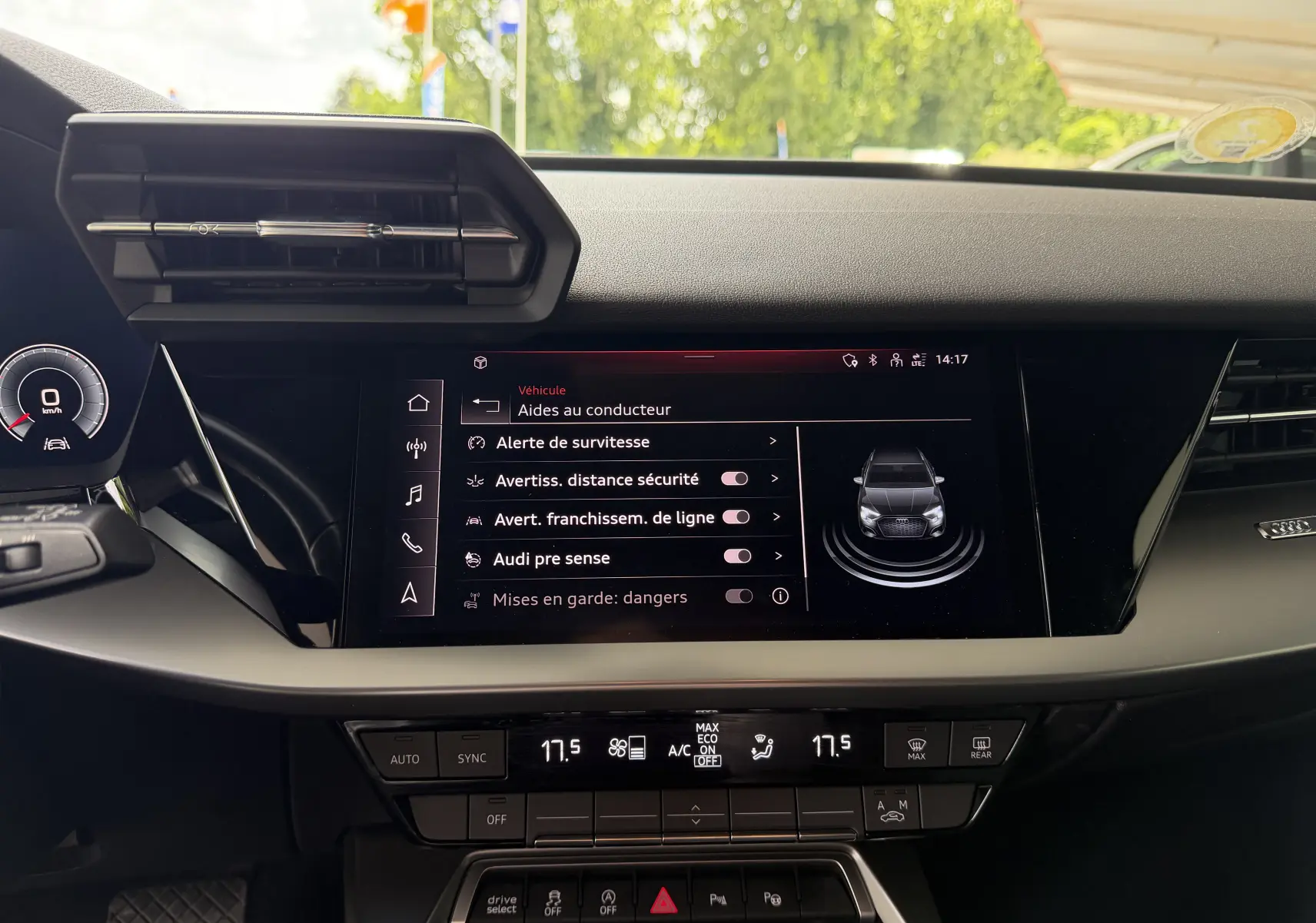 Vue intérieure du tableau de bord de l'Audi A3 Sportback gris Manhattan, avec écran tactile des aides à la conduite allumé.