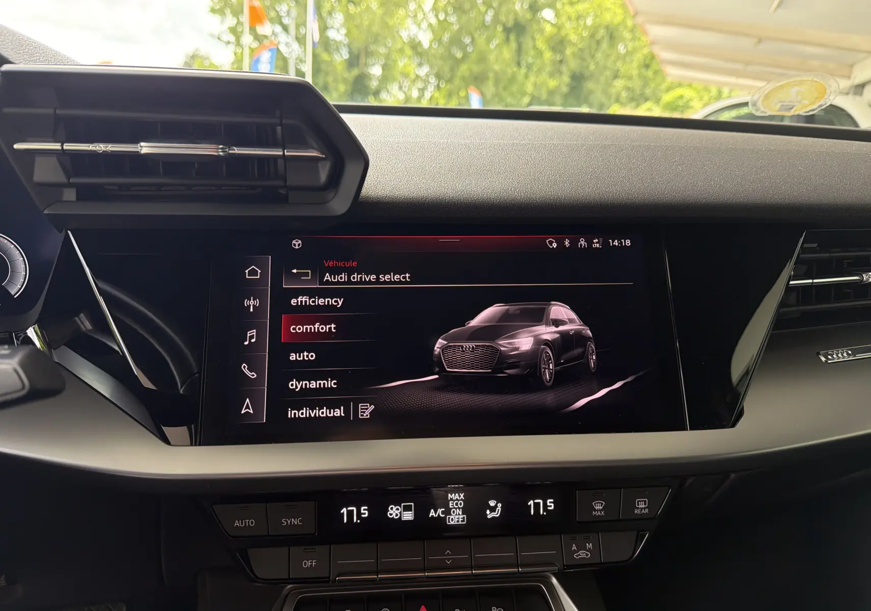 Écran central de l'Audi A3 Sportback 2021 montrant les modes de conduite, intérieur moderne avec finition noire.
