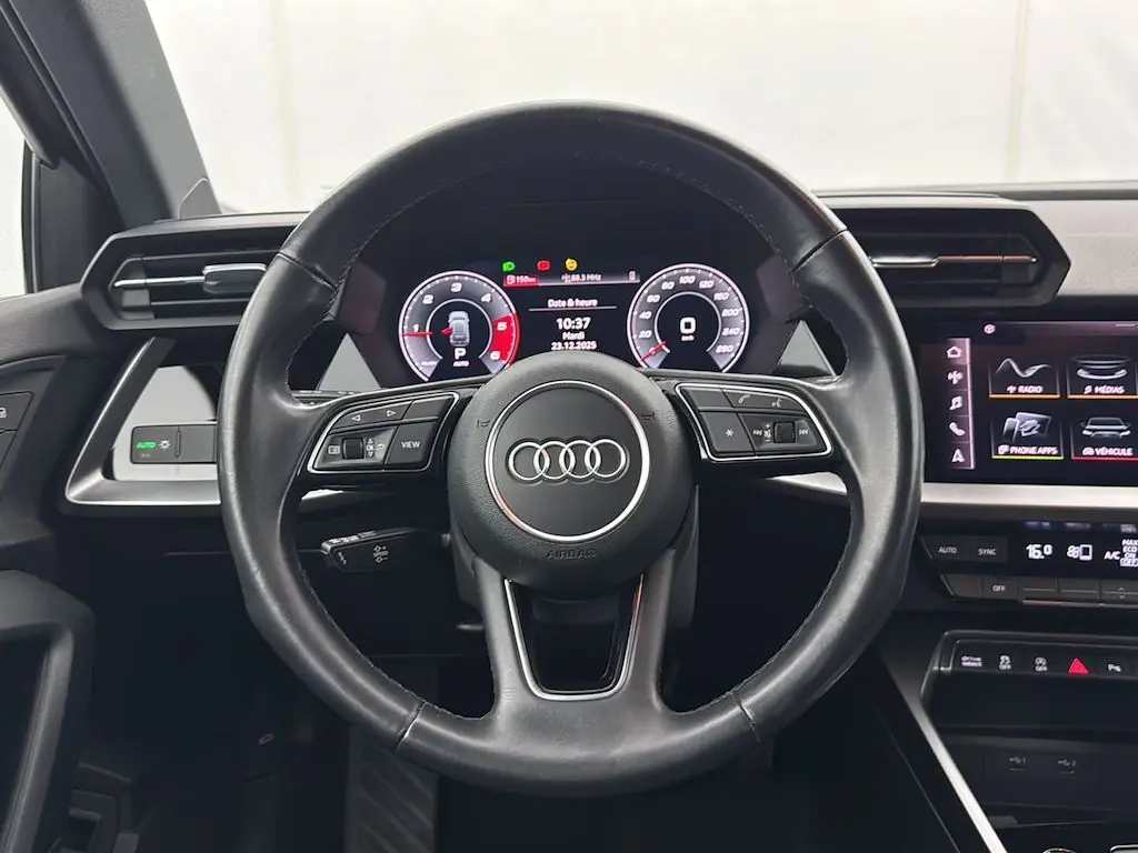 Vue frontale du volant en cuir de l'Audi A3 Sportback 2021 avec tableau de bord numérique et écran tactile central.