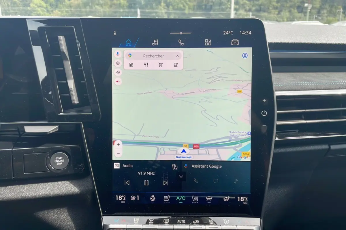 Vue rapprochée de l’écran tactile central du Renault Austral gris schiste, affichant la navigation GPS et les commandes multimédia.