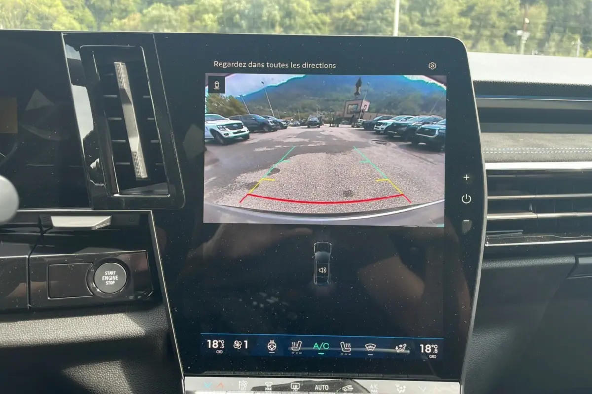 Écran central du Renault Austral New 200 Esprit Alpine montrant la caméra de recul en intérieur noir.
