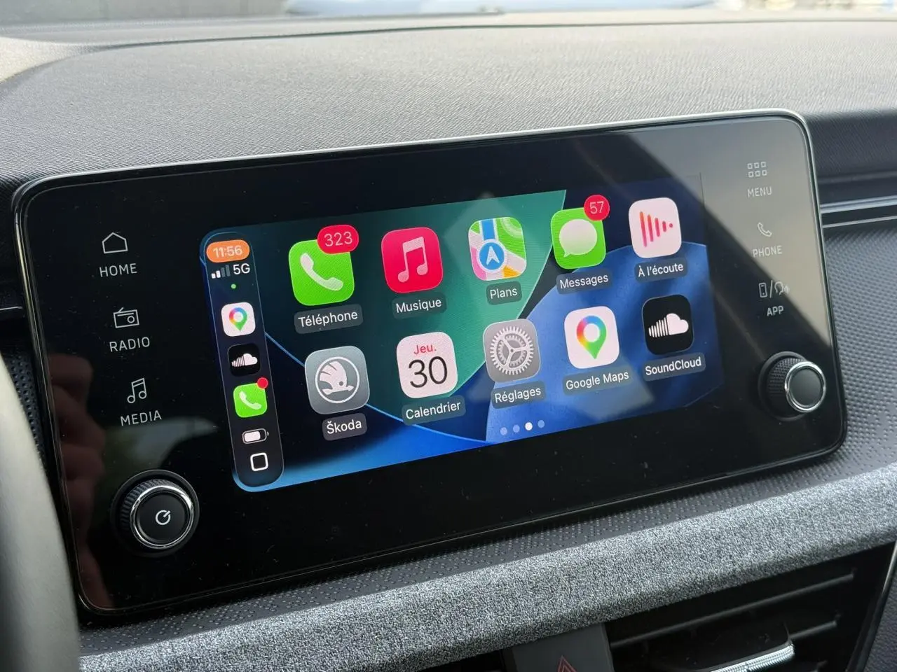 Écran tactile 8,25" de la Škoda Scala TSI 116 DSG7 Sélection affichant interface Apple CarPlay, vue de face rapprochée.
