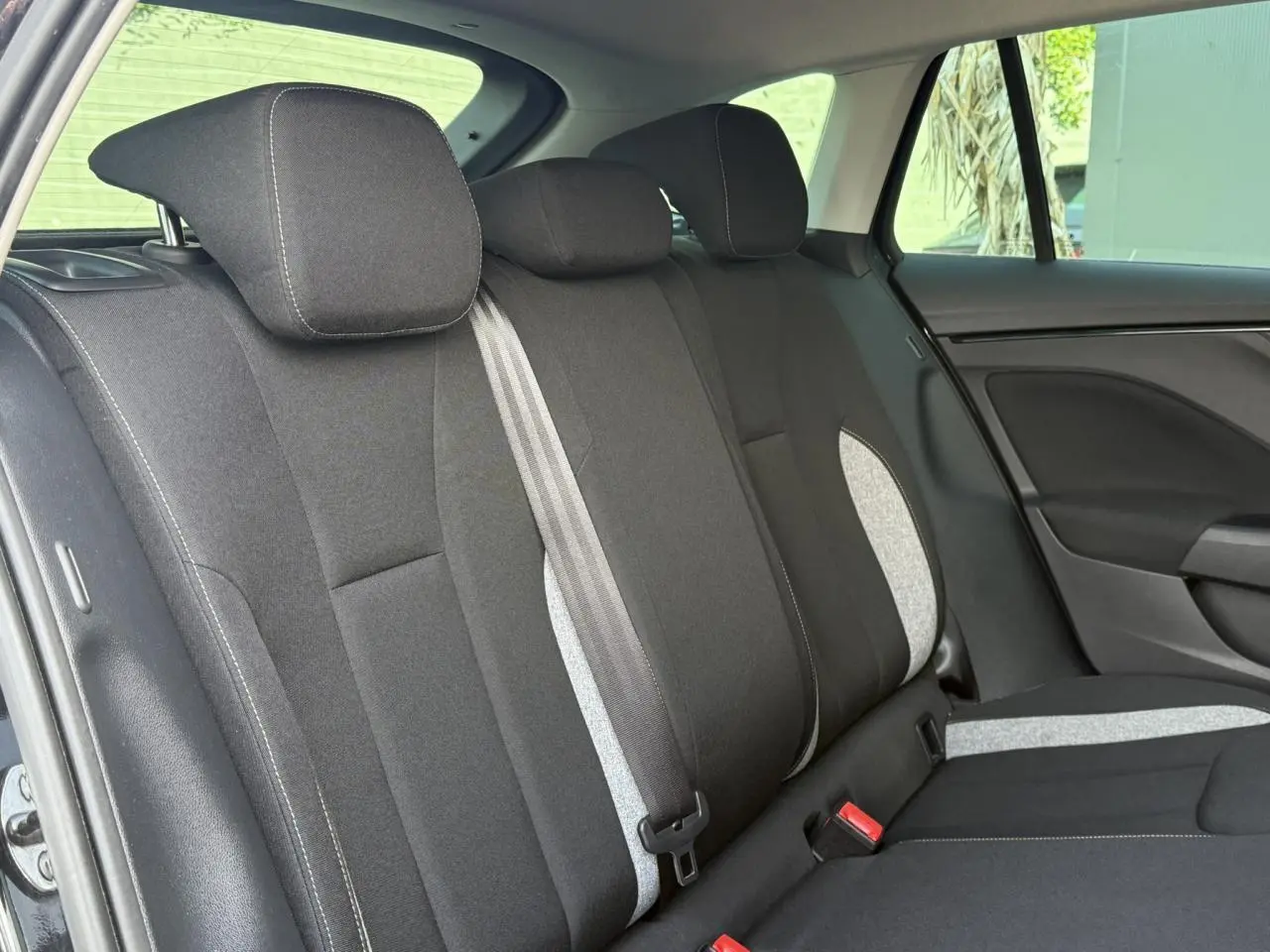 Vue intérieure côté droit des sièges arrière noirs avec inserts gris clairs d'une Skoda Scala TSI 116 DSG7 2025.
