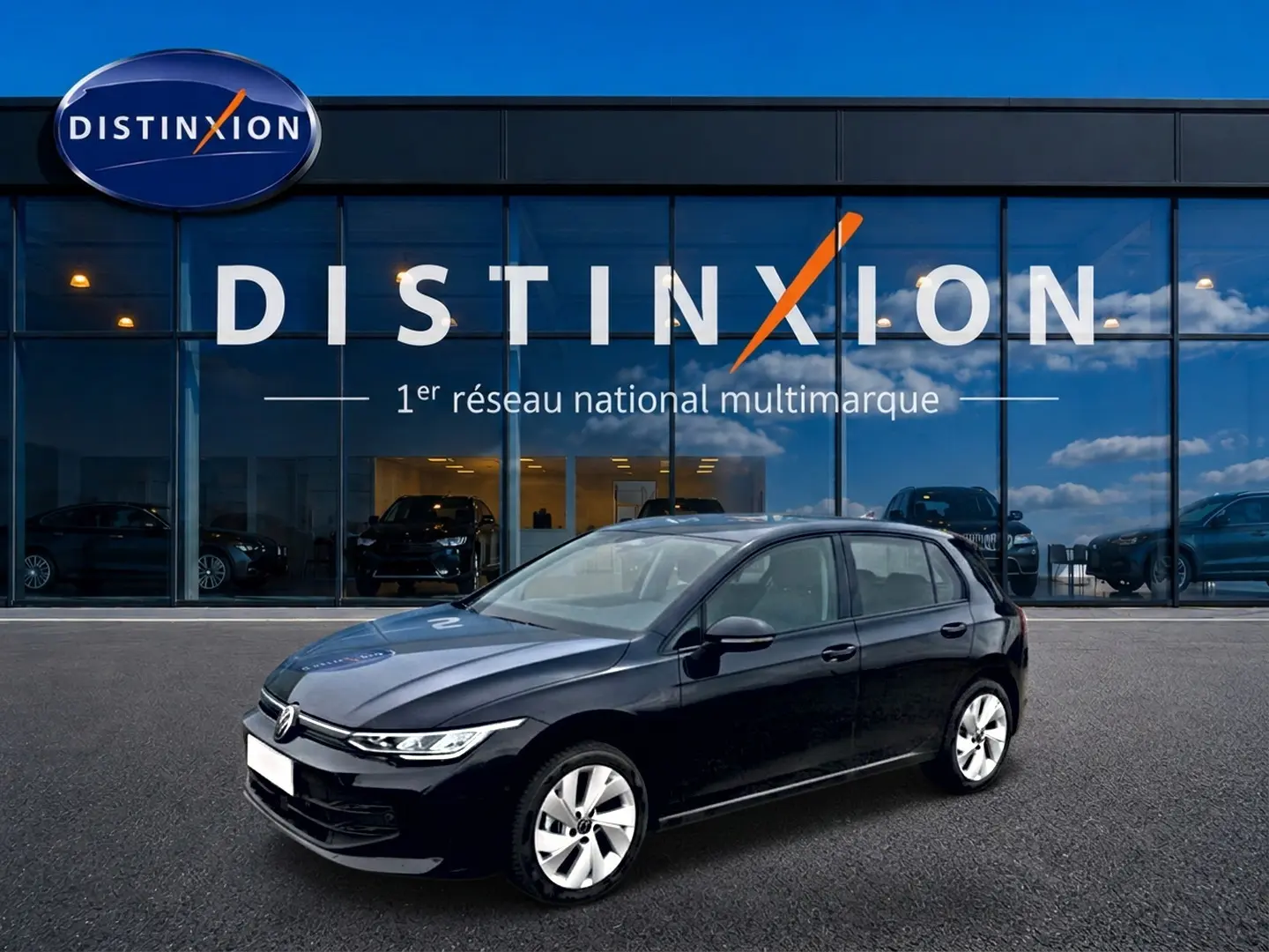 Volkswagen Golf 1.5 ETSI evo2 noir vue 3/4 avant droit devant showroom Distinxion.