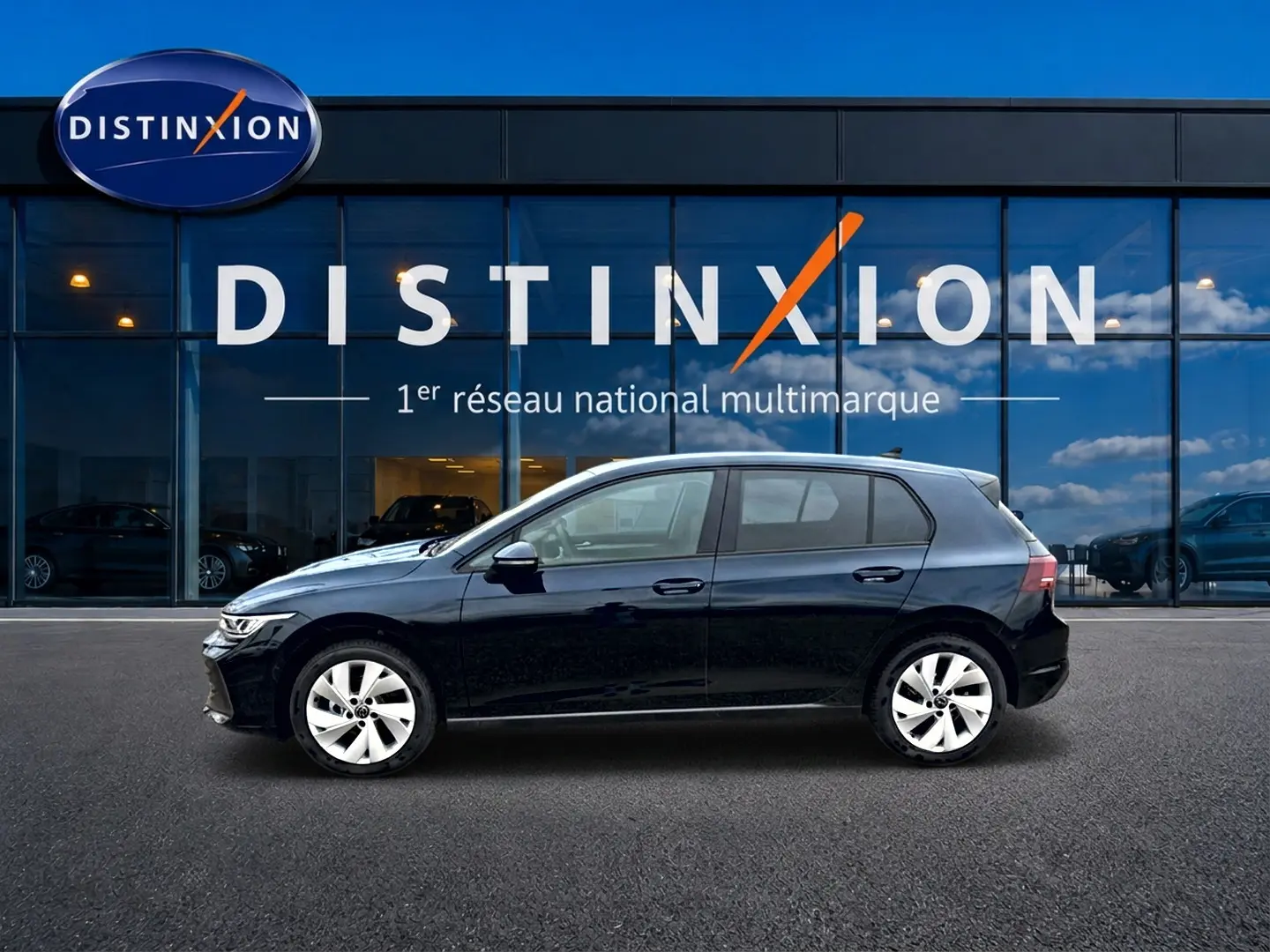 Volkswagen Golf 2026 noire vue de profil côté gauche devant une vitrine avec logo Distinxion.