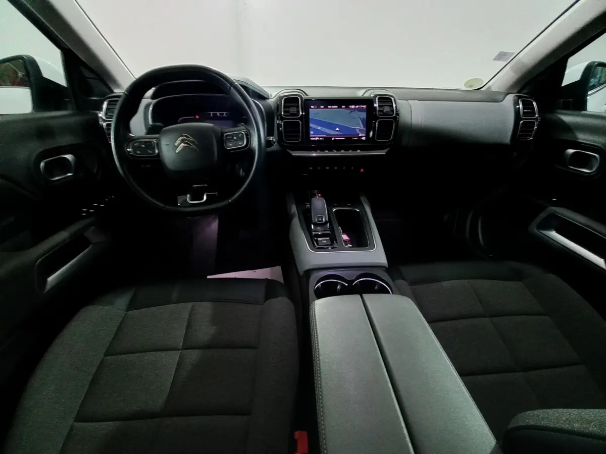Intérieur avant du Citroën C5 Aircross 2020, vue centrée sur le tableau de bord avec écran tactile et volant multifonctions noir.
