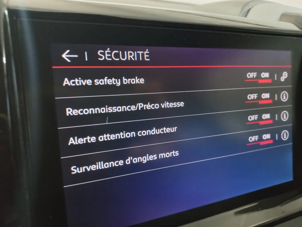 Écran tactile intérieur du Citroën C5 Aircross blanc de 2020 affichant les réglages de sécurité activés.