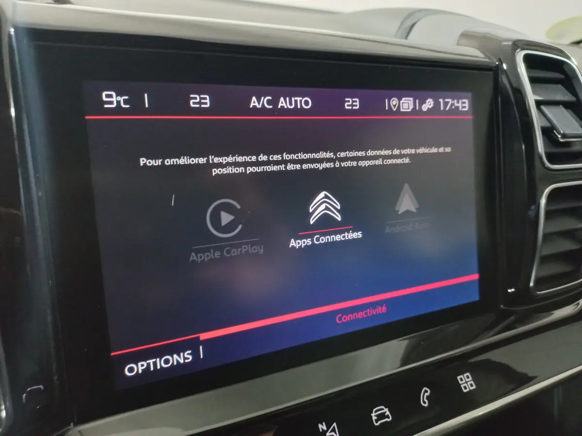 Écran tactile central affichant les options de connectivité dans l'habitacle du Citroën C5 Aircross blanc.