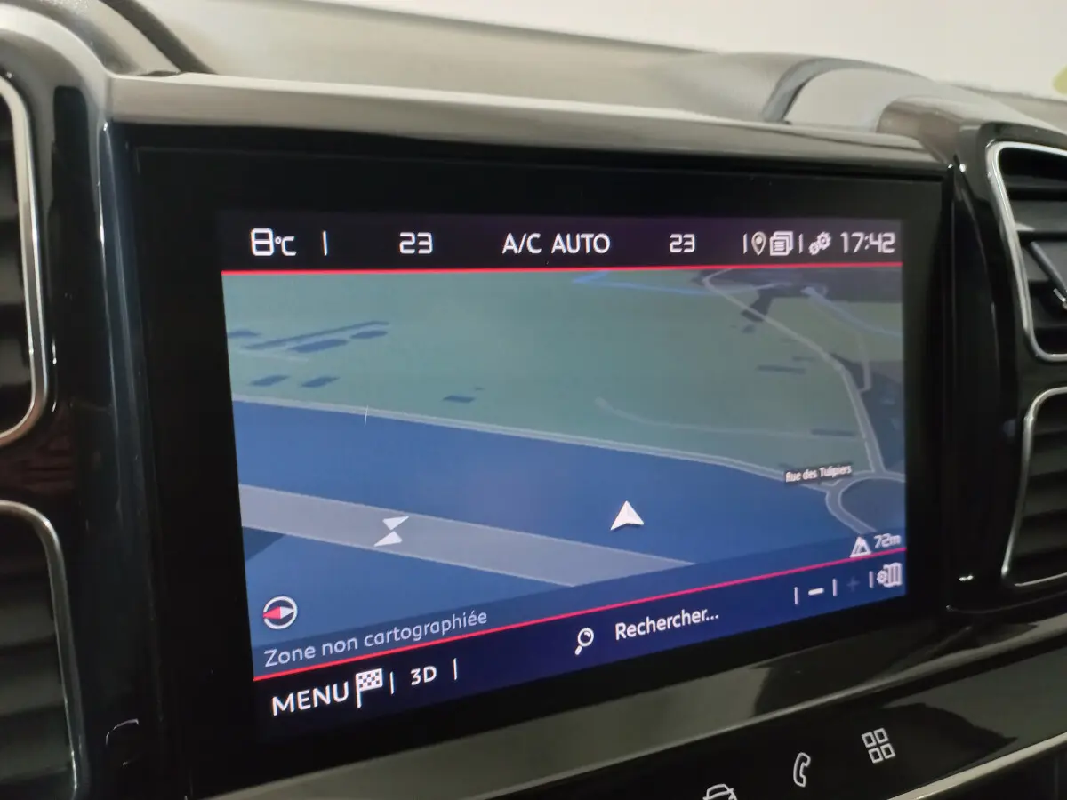 Écran tactile central du tableau de bord du Citroën C5 Aircross blanc, affichant la navigation GPS en mode 3D.
